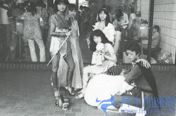 80年代漫展纪实！时髦少女的子弹文胸！珍贵的老照片(80年代中国严打纪实)